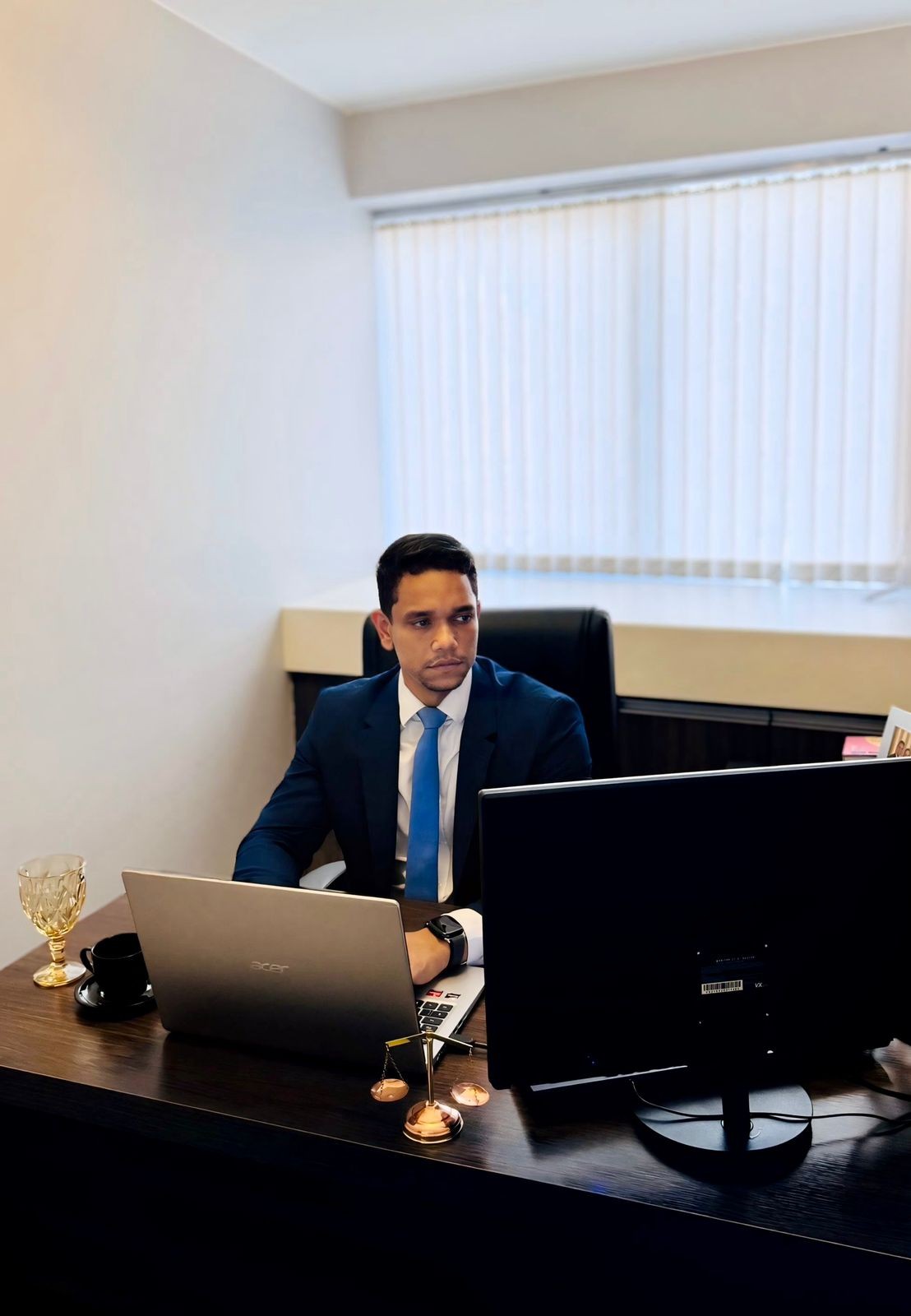 Dr. Danilo Franco em seu escritório